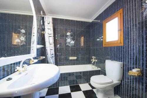 uma casa de banho com um WC, uma banheira e um lavatório. em Villa Ortembach- PlusHolidays em Calpe