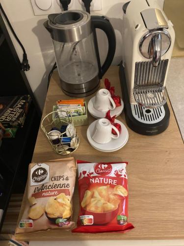 - un comptoir avec un mixeur et quelques aliments dans l'établissement Une chambre chez nous, à 12 minutes de Paris, à Malakoff