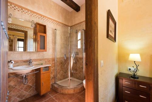 y baño con ducha y lavamanos. en Villa Paraiso - PlusHolidays, en Benissa