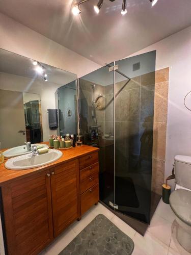 une salle de bain avec une douche, un lavabo et des toilettes dans l'établissement Les Roses by Welcome to Cannes, à Cannes