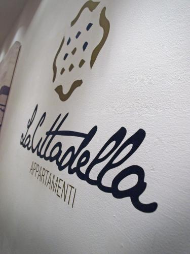Certificato, attestato, insegna o altro documento esposto da La Cittadella