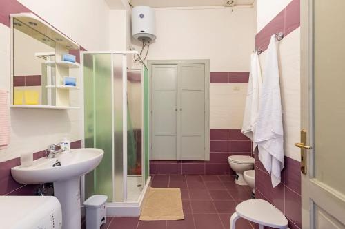 bagno con lavandino, doccia e servizi igienici di Mare e Monti a Scilla