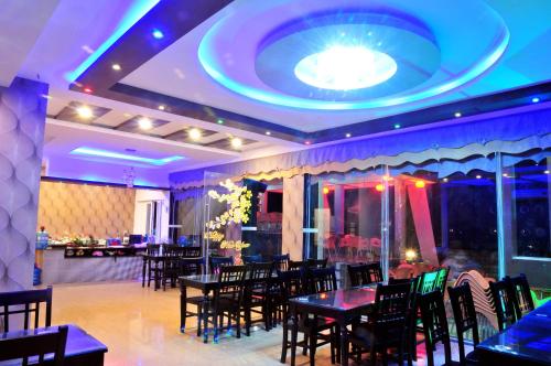 Central Ly Son في Ly Son: مطعم بطاولات وكراسي وسقف كبير