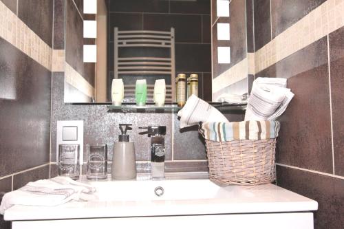 łazienka z umywalką z koszem w obiekcie Moonlight Relax w mieście Ypres