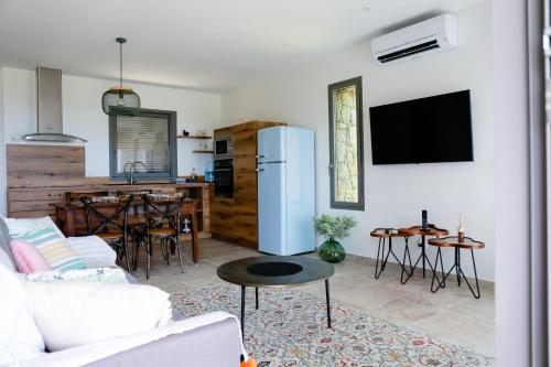 un soggiorno con frigorifero e una cucina di U San Daniellu villas et chambres a Farinole