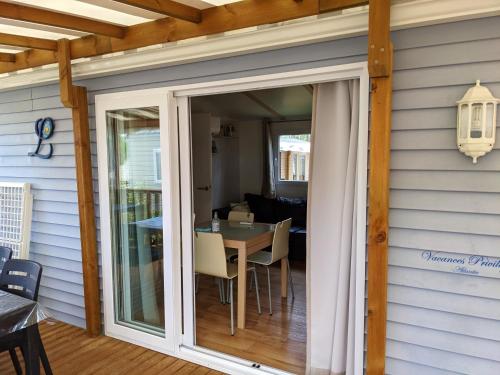 Bungalow chaleureux à Saint-Julien-en-Born avec piscine partagée