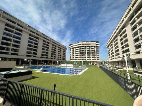 Blick auf zwei hohe Gebäude und einen Pool in der Unterkunft Sunny Patacona Seaview in Valencia