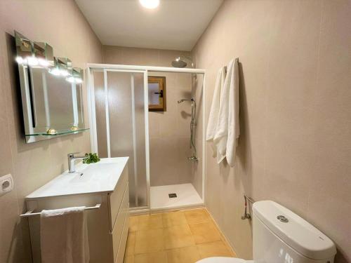 アルクーディアにあるEden Lagoのバスルーム(シャワー、洗面台、トイレ付)