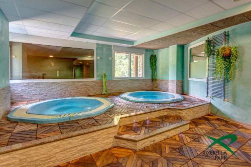 2 bañeras de hidromasaje en una habitación grande con en Apartamentos Xixerella Park Resort, en Xixerella