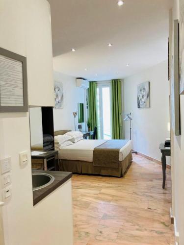une chambre avec un lit et un lavabo dans l'établissement Studio de luxe Miramar, à Cannes