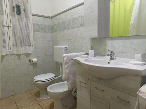 y baño con aseo y lavamanos. en Villa Nel Verde - Bonsignore, en Tricase