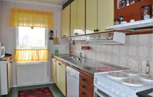 ครัวหรือมุมครัวของ Nice Home In Dals Lnged With Kitchen