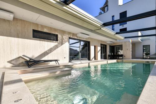 uma piscina em frente a um edifício em CROWONDER Apartments & Rooms OAZA with heated Swimming Pool and Sauna em Turanj