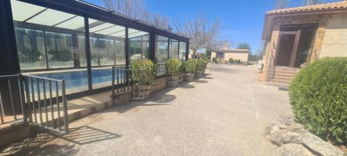 un edificio con ventanas de cristal junto a una calle en Finca Don Sancho, en Lillo