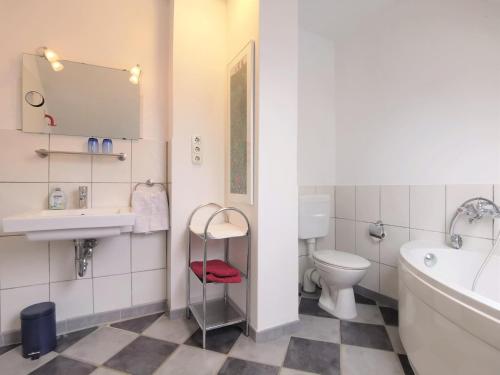 Ένα μπάνιο στο Kobs - FeWo inmitten der Natur mit zwei Bädern, Terrasse und gemütlichem Wohn- und Esszimmer