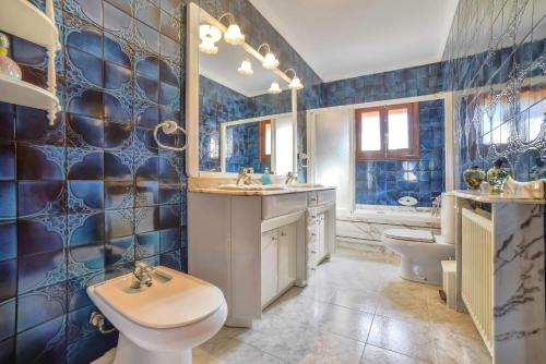 カルプにあるVilla Puchero - PlusHolidaysの青いタイル張りの壁のバスルーム(トイレ、シンク付)