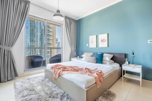 Postel nebo postele na pokoji v ubytování GuestReady - Before sunset in Downtown Dubai