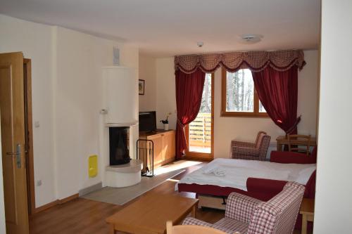 1 dormitorio con 1 cama y sala de estar en Aparthotel Snjezna Kraljica en Zagreb