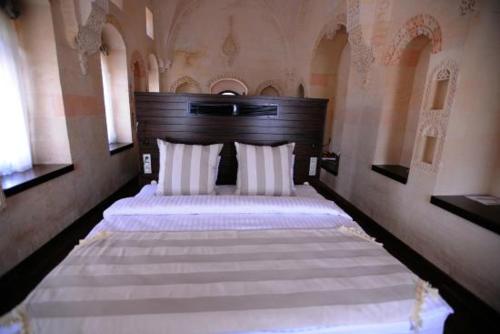 Cama ou camas em um quarto em Shmayaa Hotel