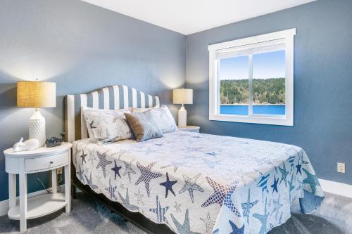 a bedroom with a bed and a window at Fun & Games in Union