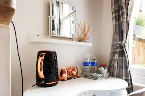 uma casa de banho com uma torradeira sentada em cima de um WC em Alross Room with Breakfast em Londres