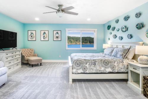 Schlafzimmer mit blauen Wänden, einem Bett und einem TV in der Unterkunft Fun & Games in Union