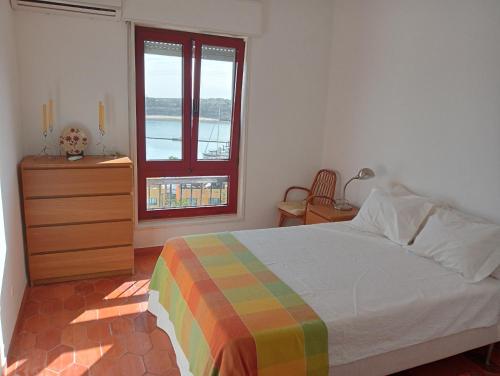 - une chambre avec un lit et une fenêtre dans l'établissement Flat Vista RioMar by Francisco, à Portimão
