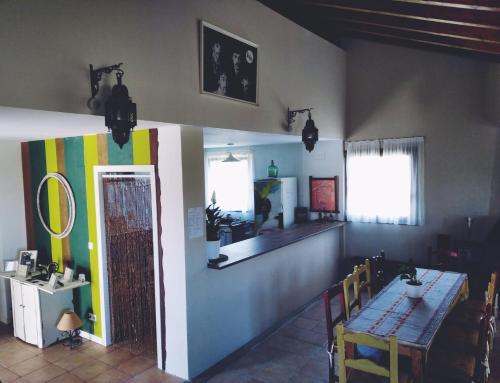 uma sala de jantar com uma mesa e uma mesa e cadeiras em Albergue Casa Vacas em Carriazo