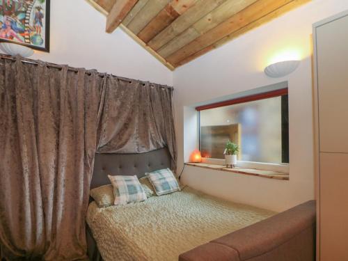 een slaapkamer met een bed en een raam bij Compton Lodge in Buxton