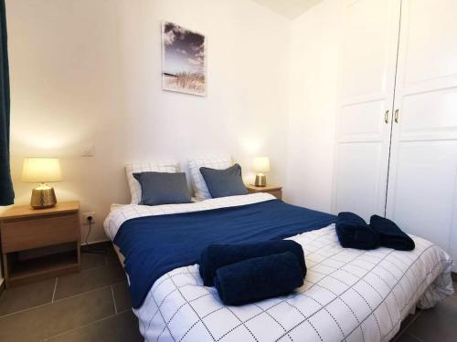 - une chambre avec un grand lit et une couverture bleue dans l'établissement Élégant duplex proche du centre-ville, à Miramas