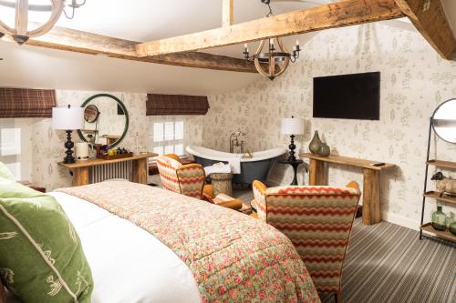 Schlafzimmer mit einem Bett und einer Badewanne in der Unterkunft The Dalesman Country Inn in Sedbergh