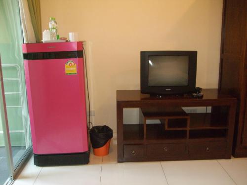 Una televisión o centro de entretenimiento en Baan Kittima