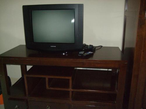 Una televisión o centro de entretenimiento en Baan Kittima