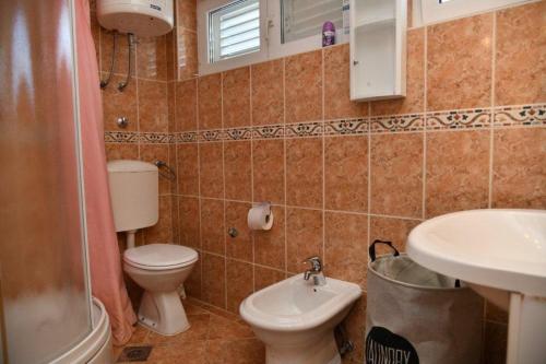 uma pequena casa de banho com WC e lavatório em Apartments Val - 300 m to the beach em Supetar