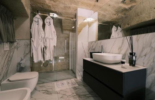 e bagno con lavandino, servizi igienici e doccia. di The Saint stays a Bari