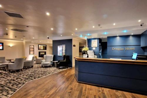 - un hall d'un hôtel davis avec un bar et des chaises dans l'établissement Aberdeen Douglas Hotel, à Aberdeen