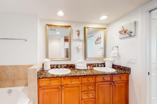 - Baño con 2 lavabos, bañera y 2 espejos en Portofino Island Resort and Spa Tower One 1108, en Pensacola Beach