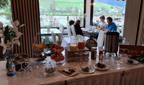 Hotel Gonzlay في ترابن ترارباخ: مجموعة من الناس يجلسون على طاولة في مطعم