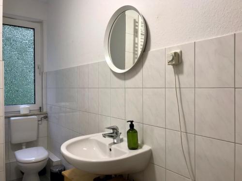 a bathroom with a sink and a mirror and a toilet at Sali - E4 - WLAN, Waschmaschine in Essen