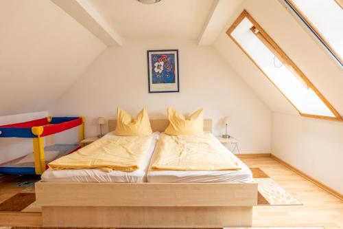 um quarto com uma cama no sótão em Hof Türke em Moritzburg