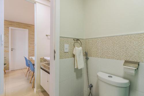 La salle de bains est pourvue de toilettes et d'une douche en verre. dans l'établissement Varandas do Mar Condomínio Moderno por Carpediem, à Caucaia