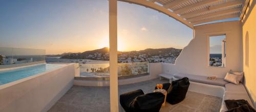 een kamer met uitzicht op een zwembad in een huis bij Deliades Hotel in Ornos
