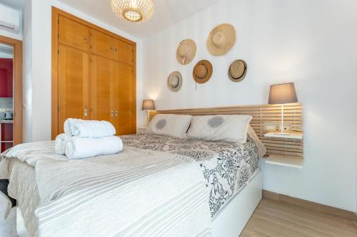 1 dormitorio con 1 cama con 2 almohadas en Apartamento en Playa Fuengirola, en Fuengirola