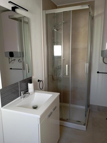 y baño con lavabo blanco y ducha. en Casa Rural Olivares en Villanueva de Algaidas
