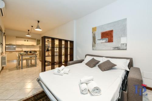 una camera da letto con un grande letto con asciugamani di DesenzanoLoft Green lake court a Desenzano del Garda