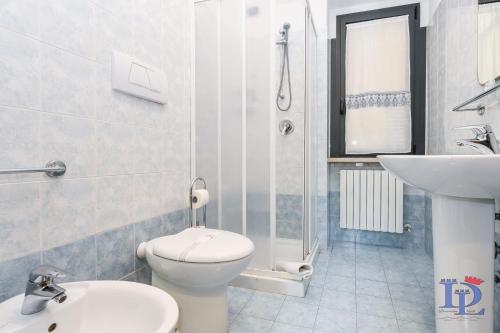 bagno bianco con servizi igienici e lavandino di DesenzanoLoft Green lake court a Desenzano del Garda