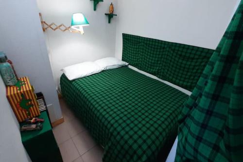 Cama verde en habitación con colcha verde en Briançon GRANDE TORINO SKYWAY en Briançon