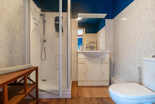 La salle de bains est pourvue d'une douche et de toilettes. dans l'établissement Chez Marin - Idéal pour 12 voyageurs, à Plomodiern