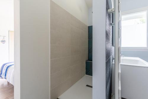 Koupelna v ubytování La Muscadelle - Maison familiale avec piscine