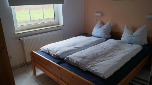 two beds with pillows on them in a bedroom at *Engels - Ferienwohnungen in Visquard
